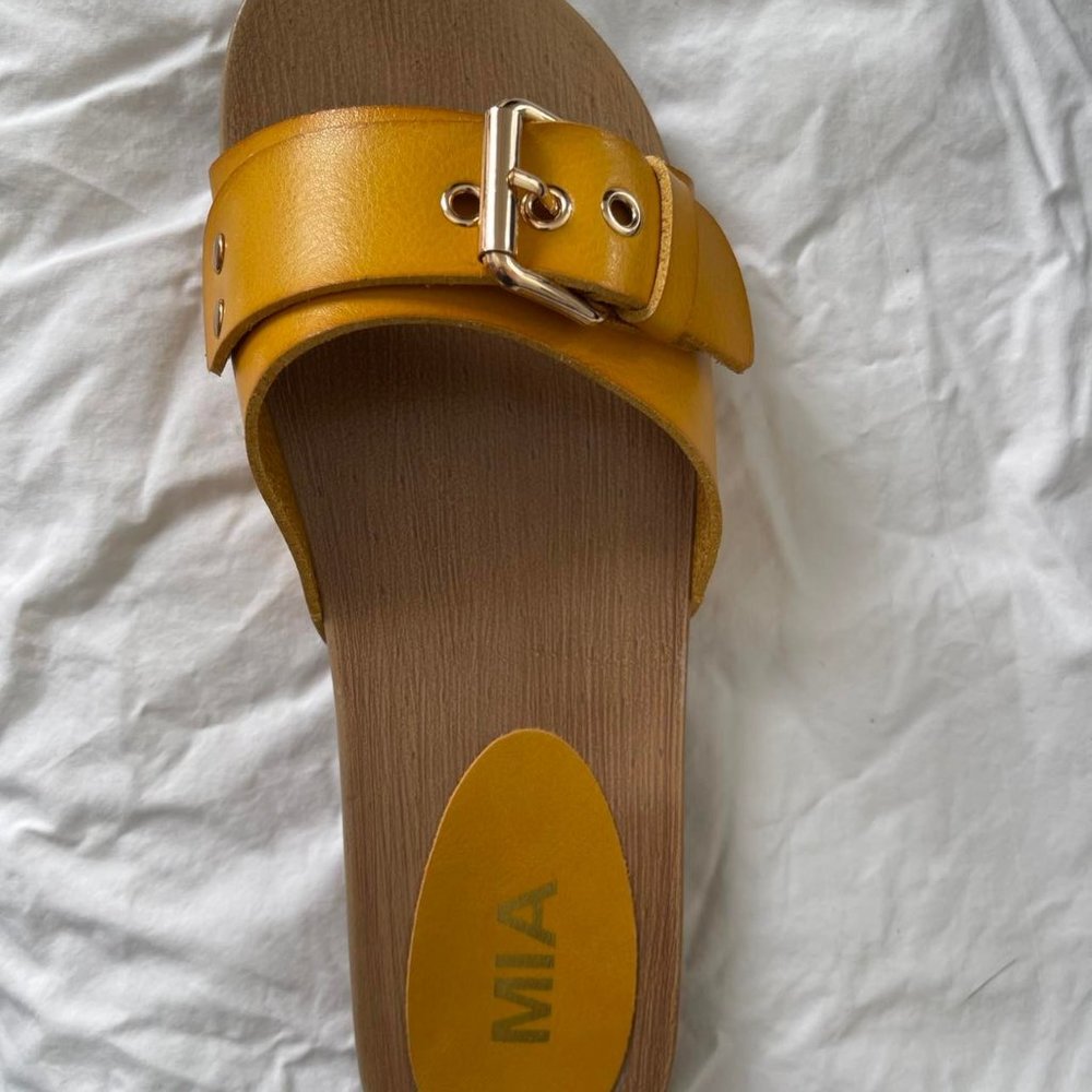 MIA Mustard Slide with Buckle- size 8